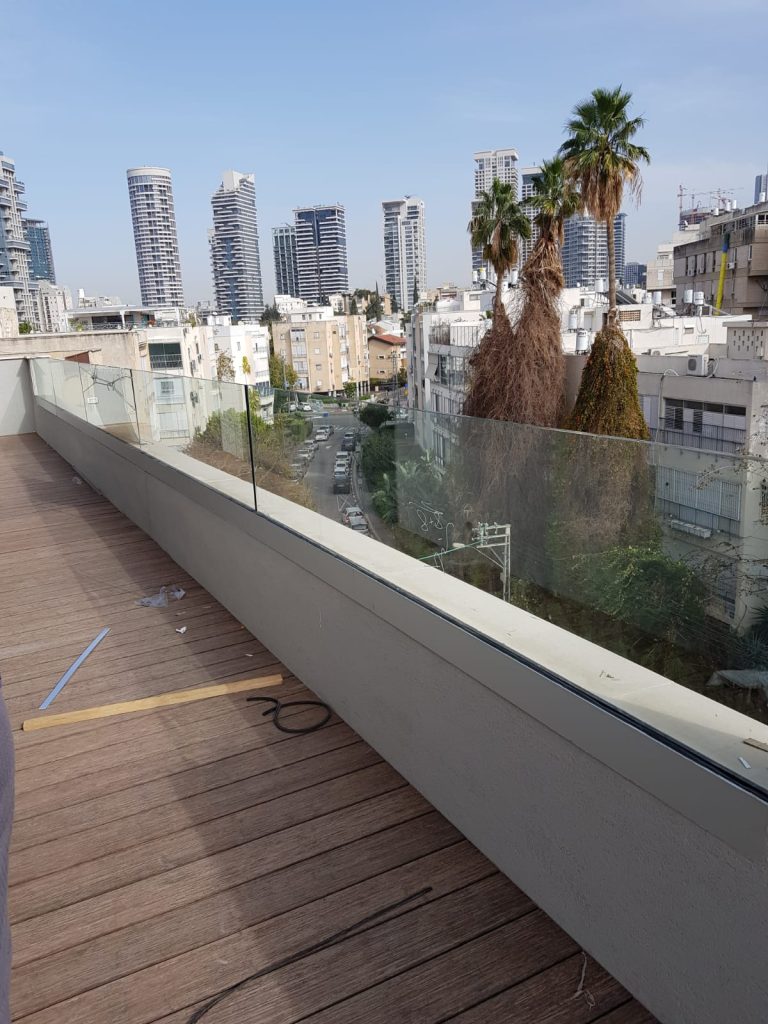 מעקה זכוכית למרפסת
